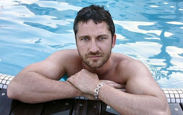 Gerard Butler in piscina