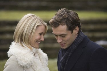 Jude Law e Cameron Diaz in una scena della commedia romantica L'amore non va in vacanza