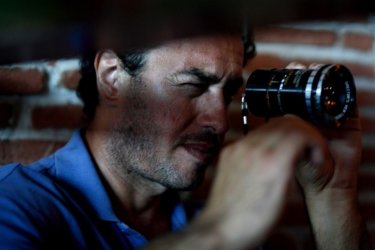 Il regista Matteo Garrone sul set del film Gomorra