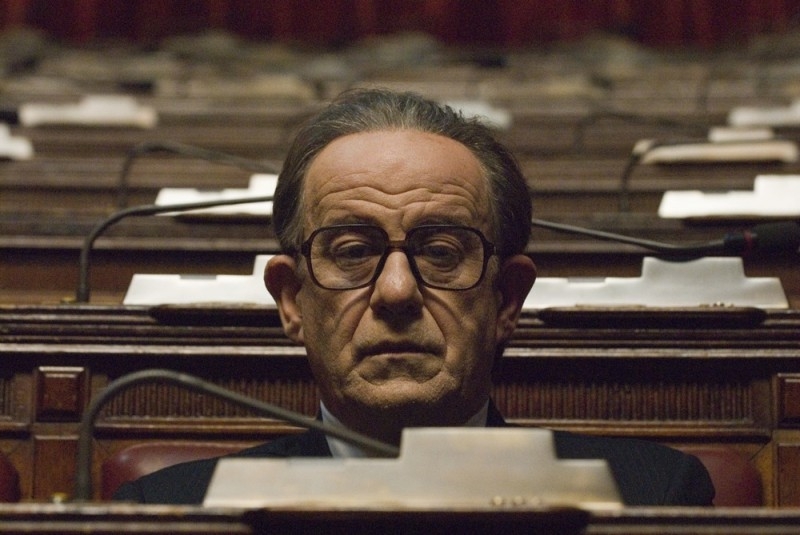 Toni Servillo nel ruolo di Giulio Andreotti in una scena del film Il Divo