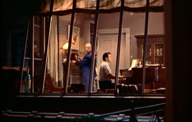 Alfred Hitchcock nella sua proverbiale apparizione in La finestra sul cortile