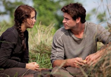 Jennifer Lawrence e Liam Hemsworth in un momento di confidenza in The Hunger Games