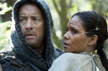 Cloud Atlas: Tom Hanks e Halle Berry in una scena