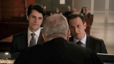 The Good Wife: Matthew Goode e Josh Charles nell'episodio Dramatics, Your Honor