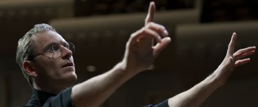 Steve Jobs: il protagonista del film Michael Fassbender in una scena