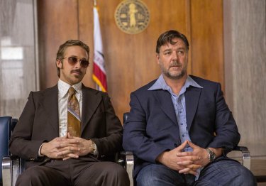 The Nice Guys: Ryan Gosling e Russell Crowe in una scena del film