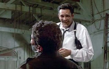Le Iene: Michael Madsen nei panni di Mr. Blonde in un momento del film