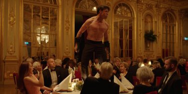 The Square, una scena del film con Terry Notary in azione