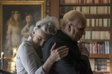 L'ora più buia: Kristin Scott Thomas e Gary Oldman in una scena del film