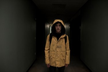 Dark: una scena della serie con Louis Hofmann