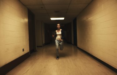 Unsane: Claire Foy scappa in una scena del film