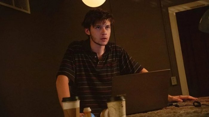 Silk Road: il trailer del film con Nick Robinson inspirato a una storia vera