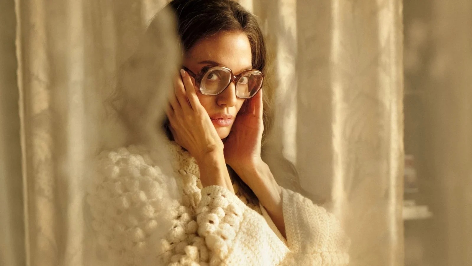 Angelina Jolie in una scena di Maria.